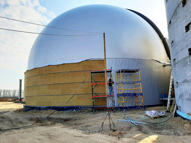 Gasholder installed on concrete tank