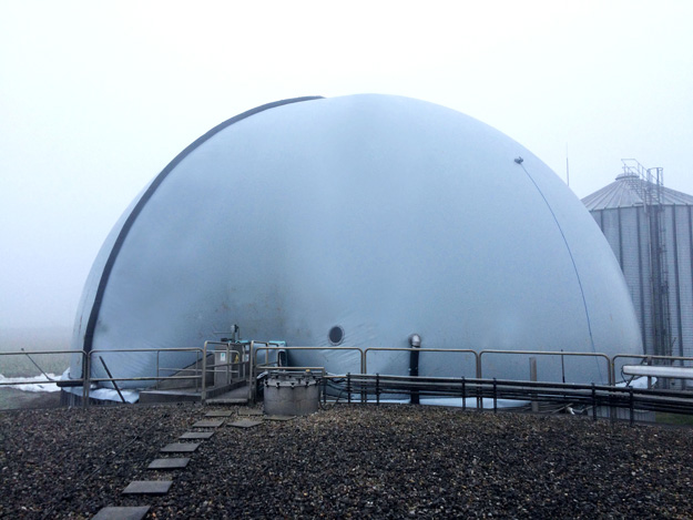 Tank montierter Gasspeicher, Gasspeicher montiert auf Tank. Vorkonfektionierte Ausnehmung für Serviceplattform in der Membrane